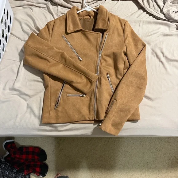 Women’s Tan Suede Moto Jacket - Stylish Zip Front - Picture 3 of 4